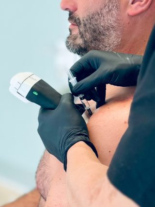 Medico Fisiomed esegue un’infiltrazione ecoguidata controllando in tempo reale la posizione dell’ago attraverso l’ecografo.