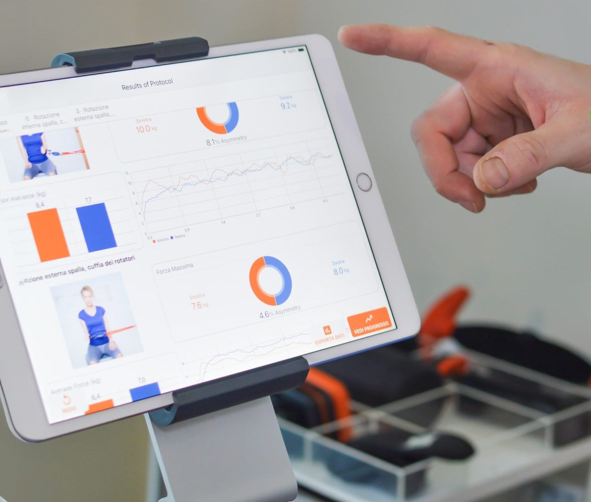 Immagine con tablet che descrive risultati di un test