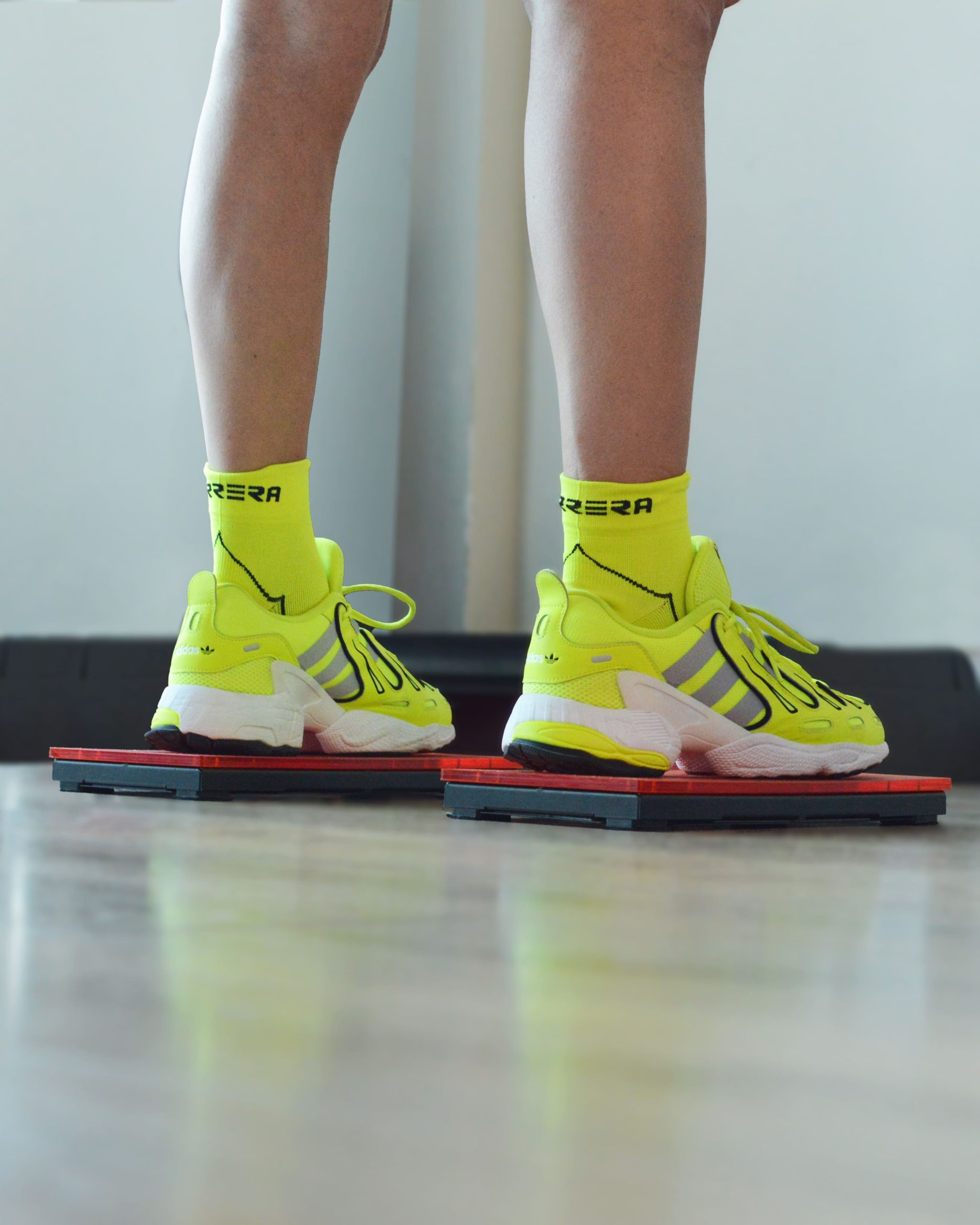 Particolare di gambe su pedane di forza